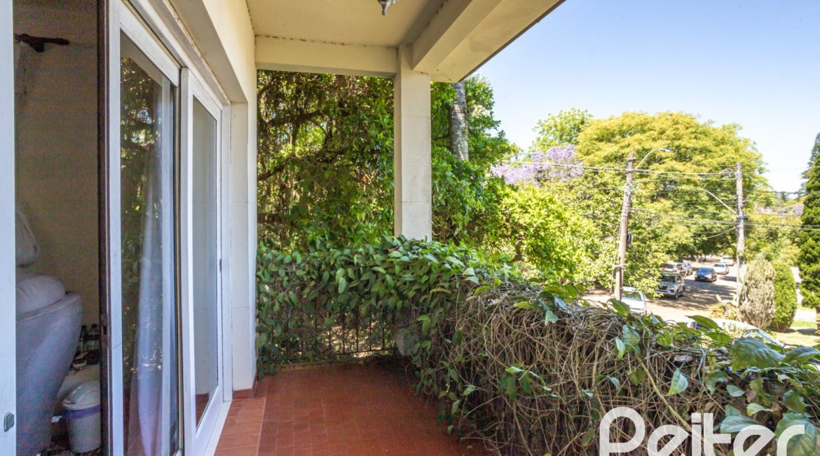 Casa à venda com 169m², 3 dormitórios, 1 suíte, 5 vagas, no bairro Jardim Isabel em Porto Alegre