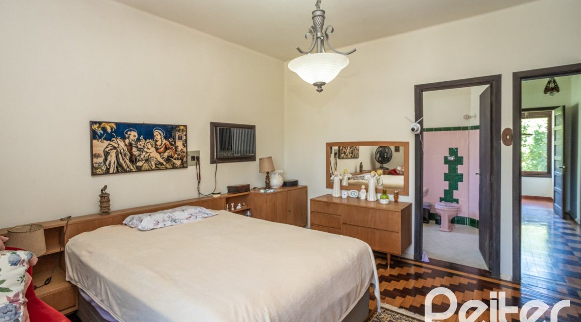 Casa à venda com 169m², 3 dormitórios, 1 suíte, 5 vagas, no bairro Jardim Isabel em Porto Alegre