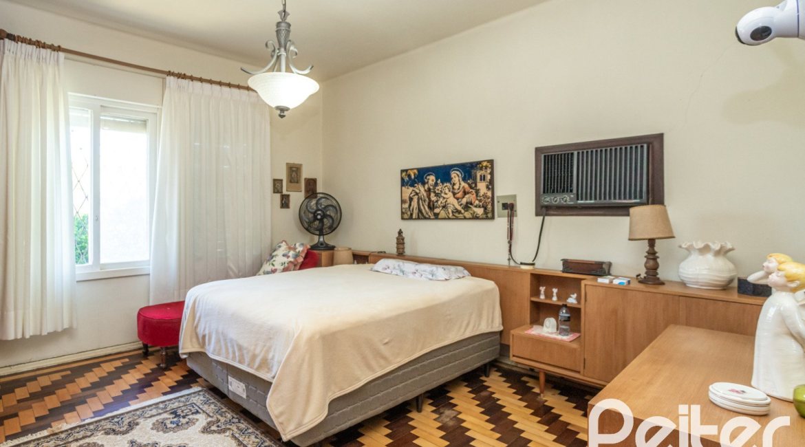 Casa à venda com 169m², 3 dormitórios, 1 suíte, 5 vagas, no bairro Jardim Isabel em Porto Alegre