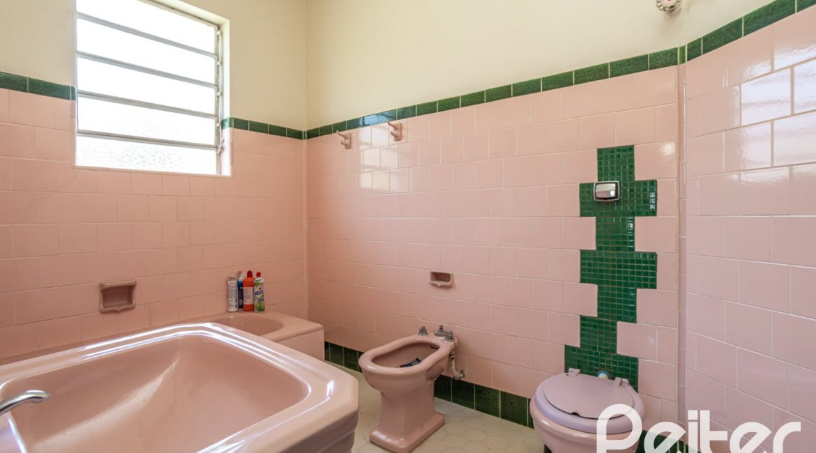 Casa à venda com 169m², 3 dormitórios, 1 suíte, 5 vagas, no bairro Jardim Isabel em Porto Alegre