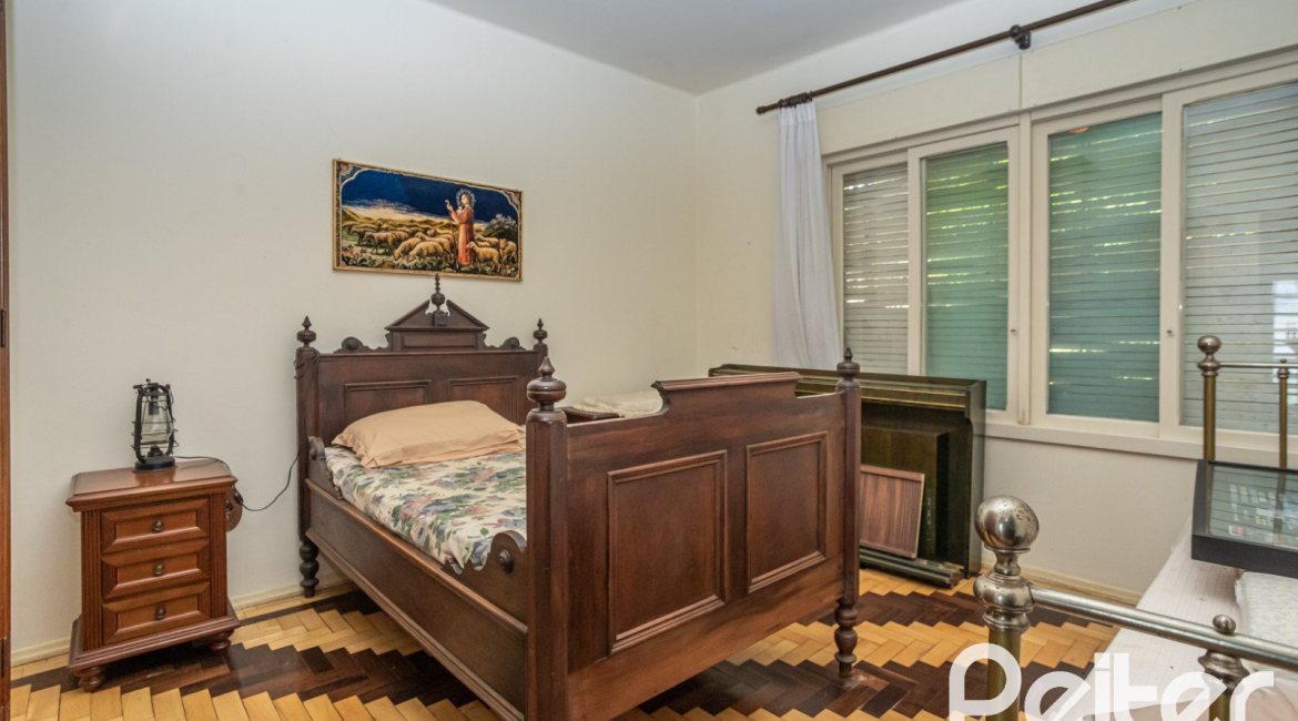 Casa à venda com 169m², 3 dormitórios, 1 suíte, 5 vagas, no bairro Jardim Isabel em Porto Alegre