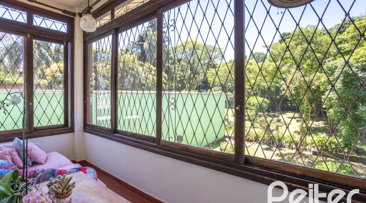 Casa à venda com 169m², 3 dormitórios, 1 suíte, 5 vagas, no bairro Jardim Isabel em Porto Alegre