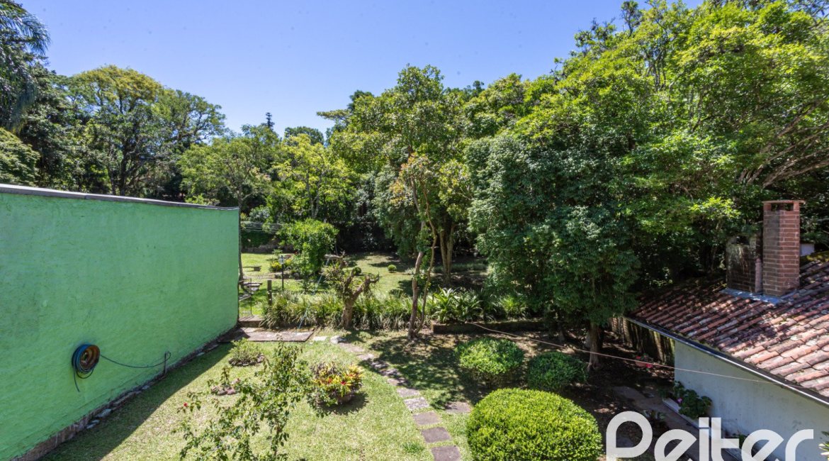 Casa à venda com 169m², 3 dormitórios, 1 suíte, 5 vagas, no bairro Jardim Isabel em Porto Alegre