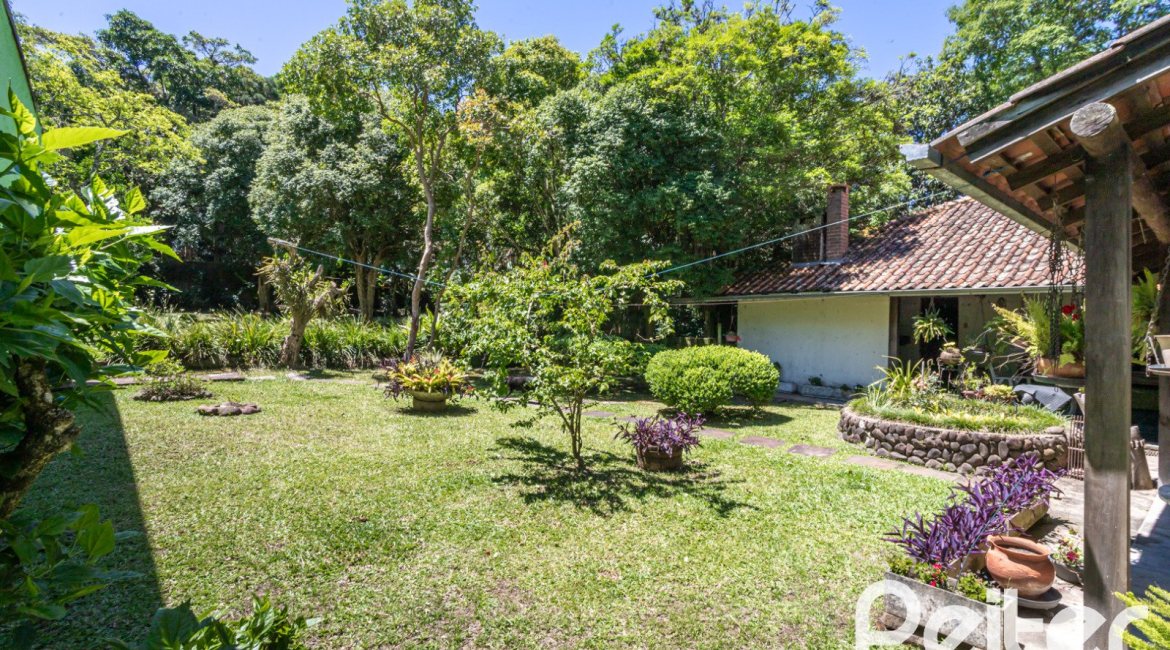 Casa à venda com 169m², 3 dormitórios, 1 suíte, 5 vagas, no bairro Jardim Isabel em Porto Alegre