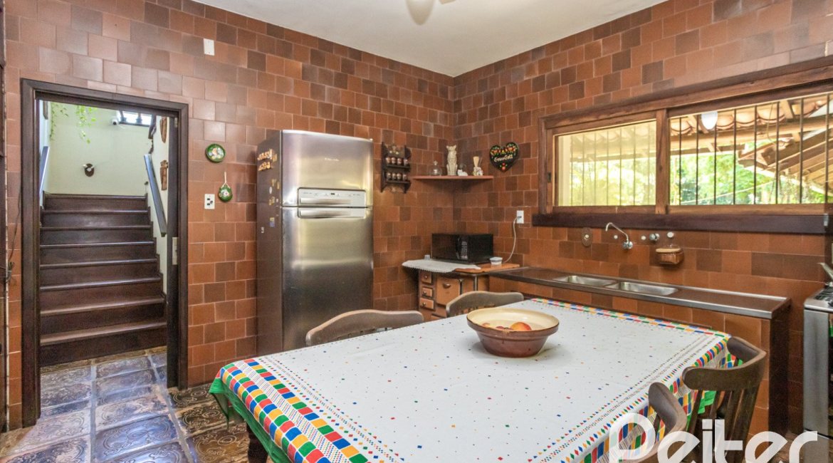 Casa à venda com 169m², 3 dormitórios, 1 suíte, 5 vagas, no bairro Jardim Isabel em Porto Alegre