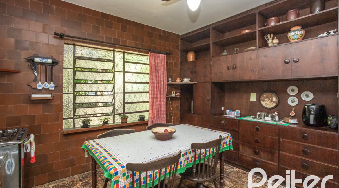 Casa à venda com 169m², 3 dormitórios, 1 suíte, 5 vagas, no bairro Jardim Isabel em Porto Alegre