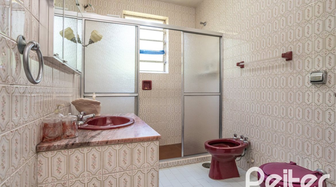 Casa à venda com 169m², 3 dormitórios, 1 suíte, 5 vagas, no bairro Jardim Isabel em Porto Alegre