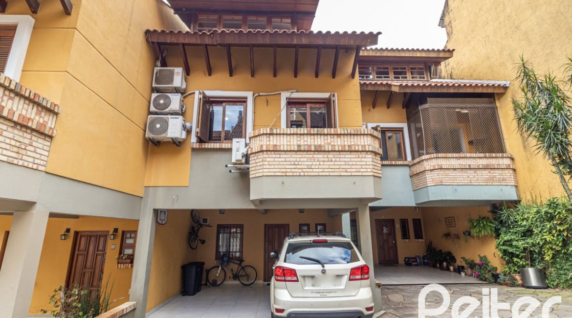 Casa em Condomínio à venda com 210m², 4 dormitórios, 1 suíte, 2 vagas, no bairro Jardim Isabel em Porto Alegre