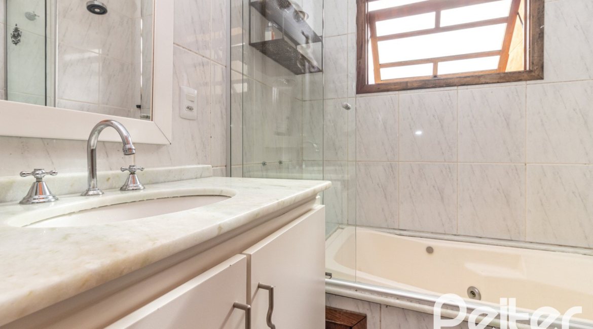 Casa em Condomínio à venda com 210m², 4 dormitórios, 1 suíte, 2 vagas, no bairro Jardim Isabel em Porto Alegre