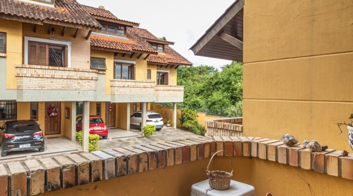 Casa em Condomínio à venda com 210m², 4 dormitórios, 1 suíte, 2 vagas, no bairro Jardim Isabel em Porto Alegre