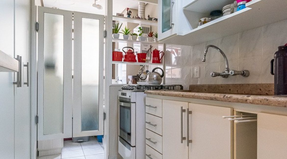 Apartamento à venda com 58m², 2 dormitórios, 1 vaga, no bairro Cristal em Porto Alegre