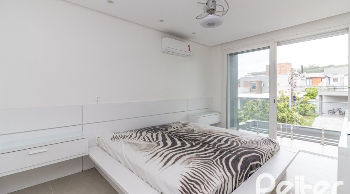 Casa em Condomínio à venda com 309m², 3 dormitórios, 2 suítes, 4 vagas, no bairro Alphaville em PORTO ALEGRE