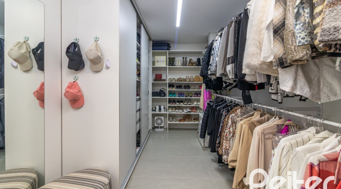 Casa em Condomínio à venda com 309m², 3 dormitórios, 2 suítes, 4 vagas, no bairro Alphaville em PORTO ALEGRE