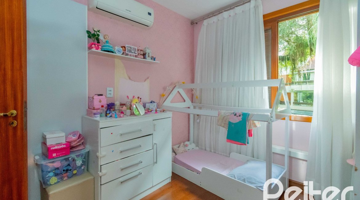 Apartamento à venda com 142m², 3 dormitórios, 1 suíte, 2 vagas, no bairro Ipanema em Porto Alegre