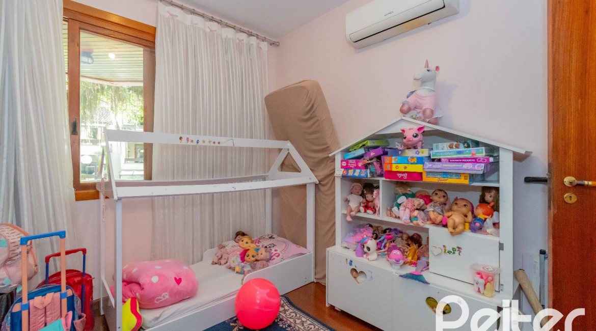 Apartamento à venda com 142m², 3 dormitórios, 1 suíte, 2 vagas, no bairro Ipanema em Porto Alegre