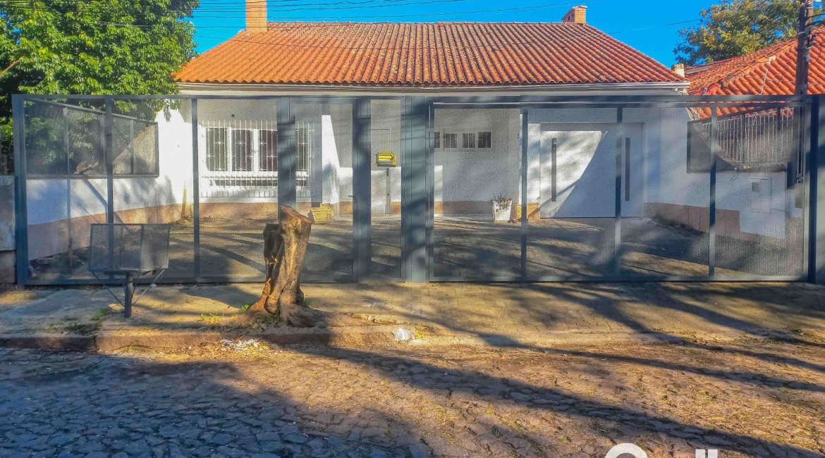 Casa à venda com 162m², 3 dormitórios, 1 suíte, 3 vagas, no bairro Guarujá em Porto Alegre