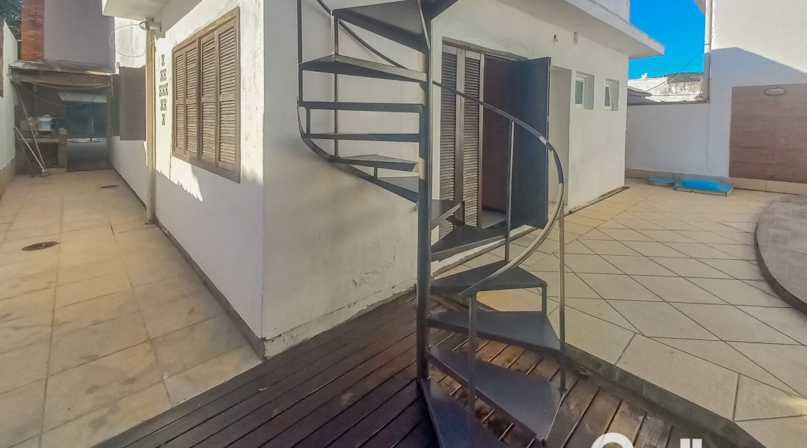 Casa à venda com 162m², 3 dormitórios, 1 suíte, 3 vagas, no bairro Guarujá em Porto Alegre