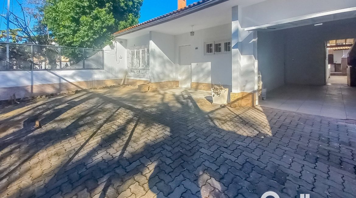 Casa à venda com 162m², 3 dormitórios, 1 suíte, 3 vagas, no bairro Guarujá em Porto Alegre