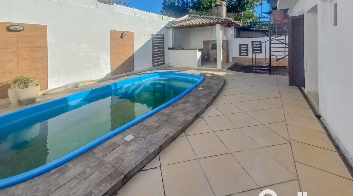 Casa à venda com 162m², 3 dormitórios, 1 suíte, 3 vagas, no bairro Guarujá em Porto Alegre