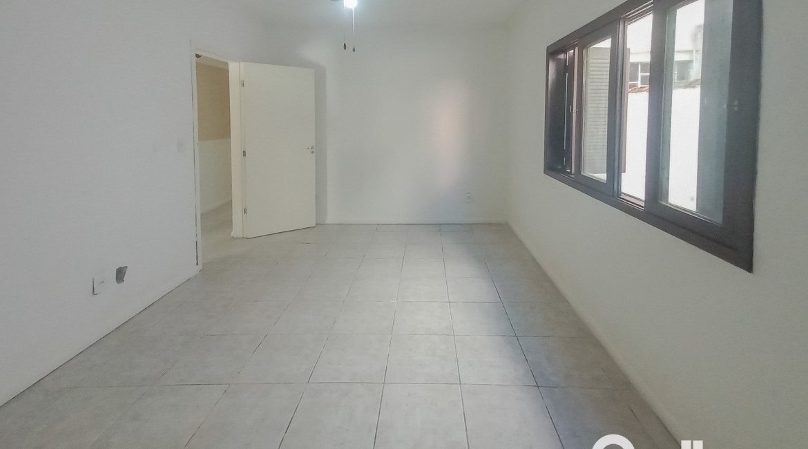 Casa à venda com 162m², 3 dormitórios, 1 suíte, 3 vagas, no bairro Guarujá em Porto Alegre