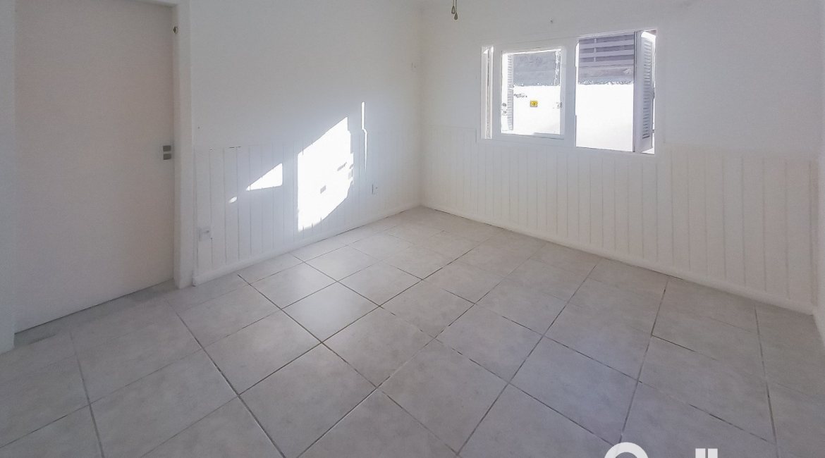 Casa à venda com 162m², 3 dormitórios, 1 suíte, 3 vagas, no bairro Guarujá em Porto Alegre