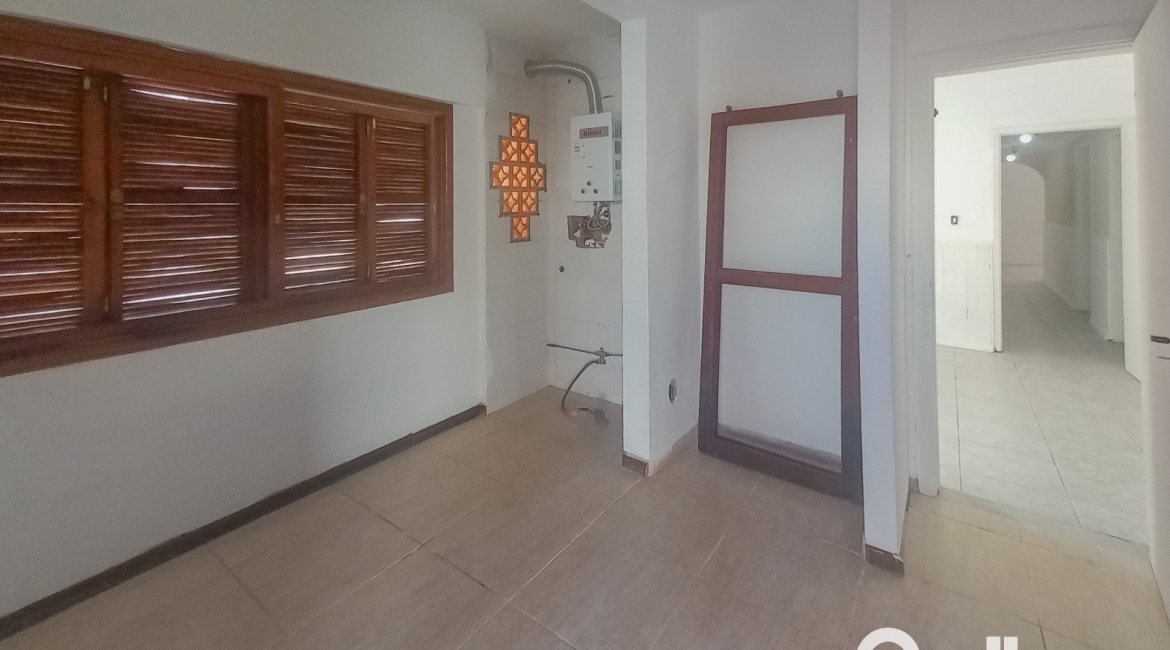Casa à venda com 162m², 3 dormitórios, 1 suíte, 3 vagas, no bairro Guarujá em Porto Alegre