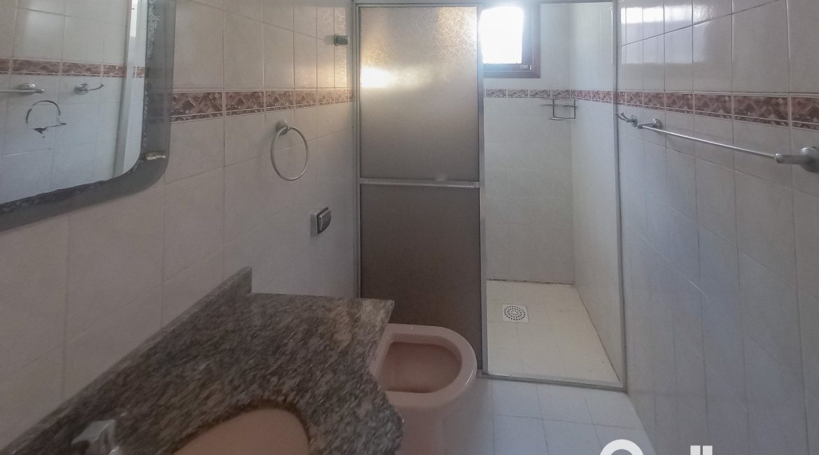 Casa à venda com 162m², 3 dormitórios, 1 suíte, 3 vagas, no bairro Guarujá em Porto Alegre