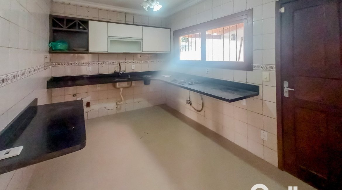 Casa à venda com 162m², 3 dormitórios, 1 suíte, 3 vagas, no bairro Guarujá em Porto Alegre