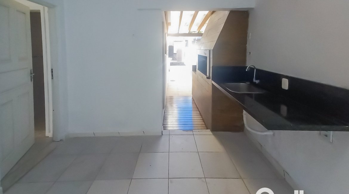 Casa à venda com 162m², 3 dormitórios, 1 suíte, 3 vagas, no bairro Guarujá em Porto Alegre