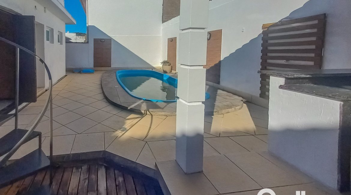 Casa à venda com 162m², 3 dormitórios, 1 suíte, 3 vagas, no bairro Guarujá em Porto Alegre