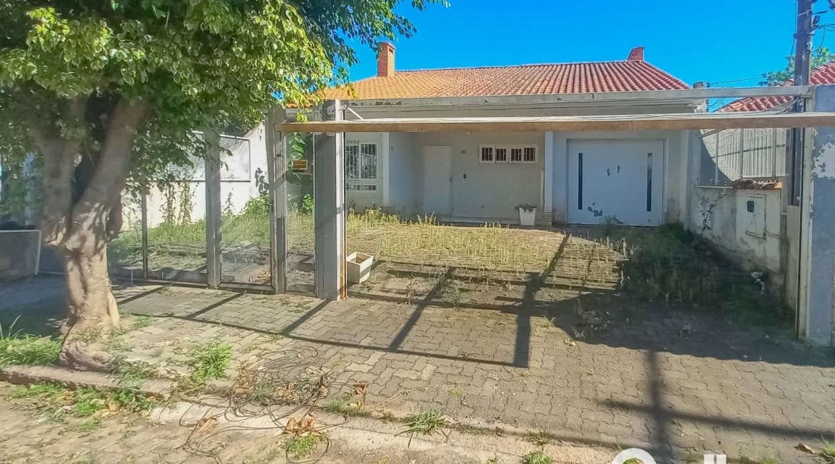 Casa à venda com 162m², 3 dormitórios, 1 suíte, 3 vagas, no bairro Guarujá em Porto Alegre