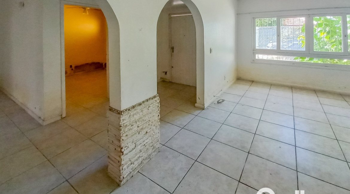 Casa à venda com 162m², 3 dormitórios, 1 suíte, 3 vagas, no bairro Guarujá em Porto Alegre