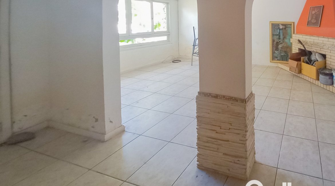 Casa à venda com 162m², 3 dormitórios, 1 suíte, 3 vagas, no bairro Guarujá em Porto Alegre