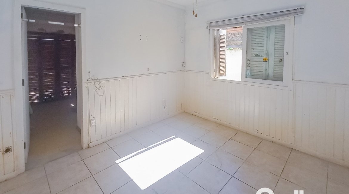 Casa à venda com 162m², 3 dormitórios, 1 suíte, 3 vagas, no bairro Guarujá em Porto Alegre