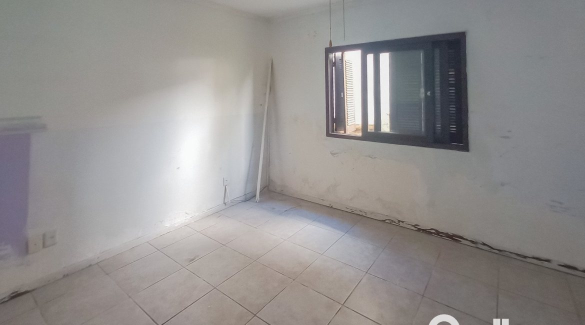 Casa à venda com 162m², 3 dormitórios, 1 suíte, 3 vagas, no bairro Guarujá em Porto Alegre