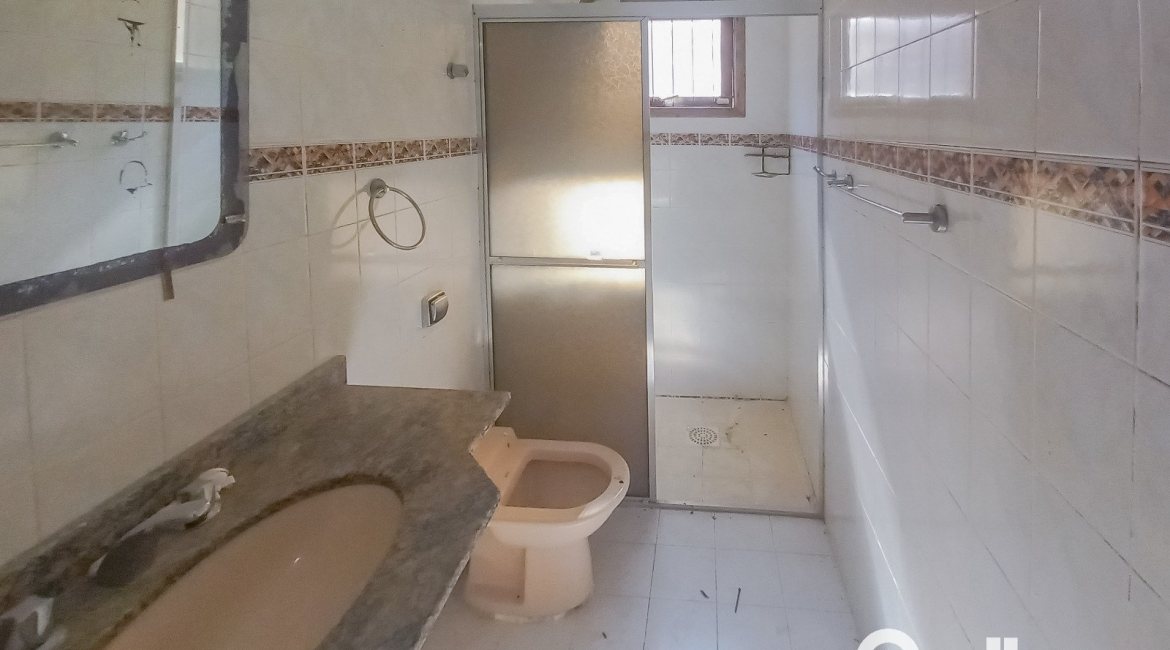 Casa à venda com 162m², 3 dormitórios, 1 suíte, 3 vagas, no bairro Guarujá em Porto Alegre