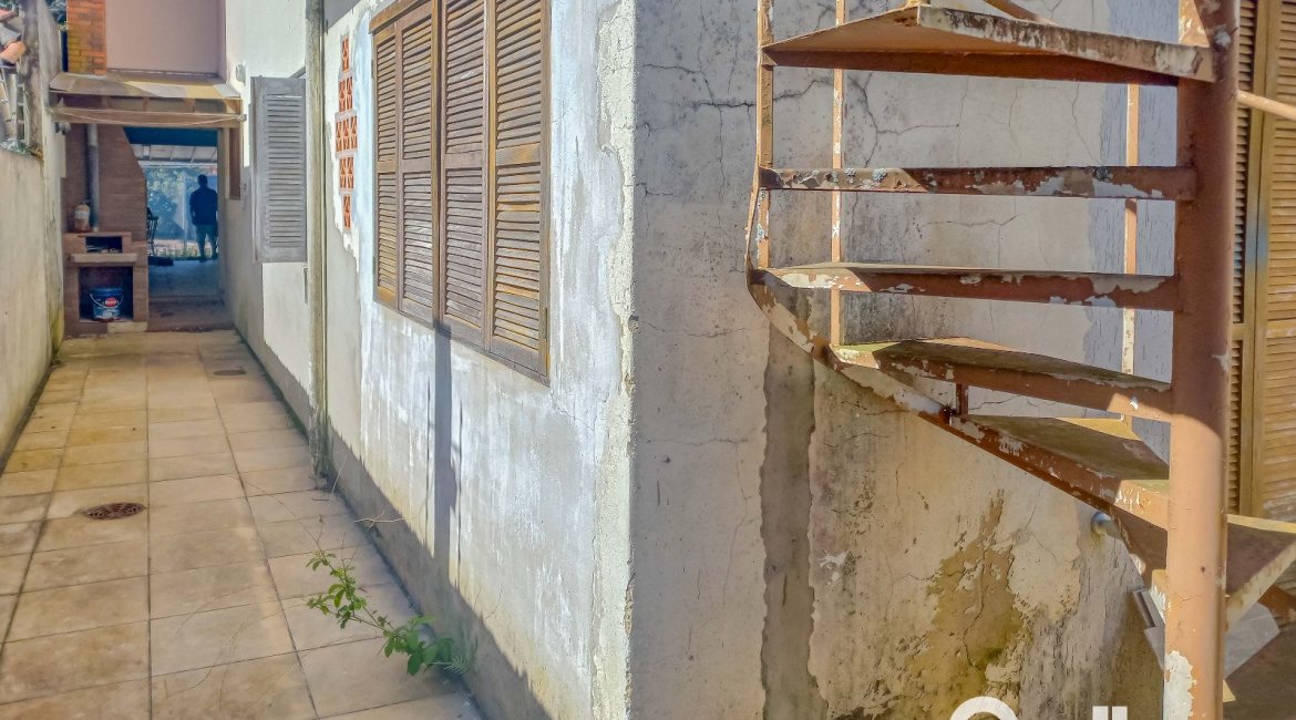 Casa à venda com 162m², 3 dormitórios, 1 suíte, 3 vagas, no bairro Guarujá em Porto Alegre