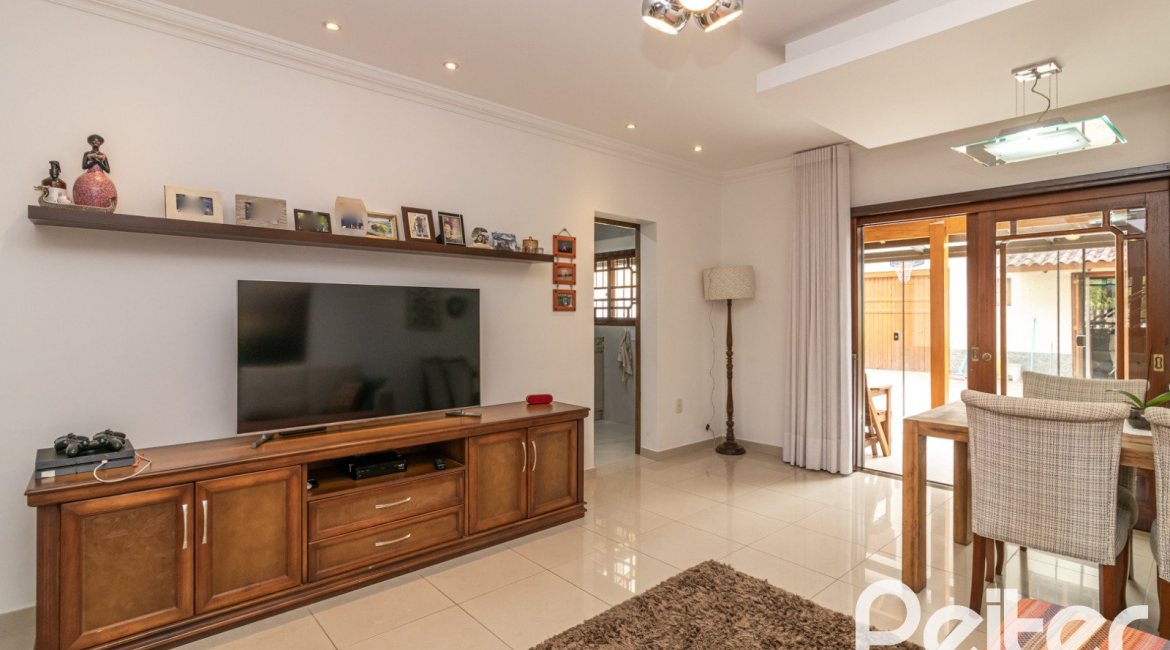 Casa à venda com 300m², 3 dormitórios, 1 suíte, 4 vagas, no bairro Espírito Santo em Porto Alegre