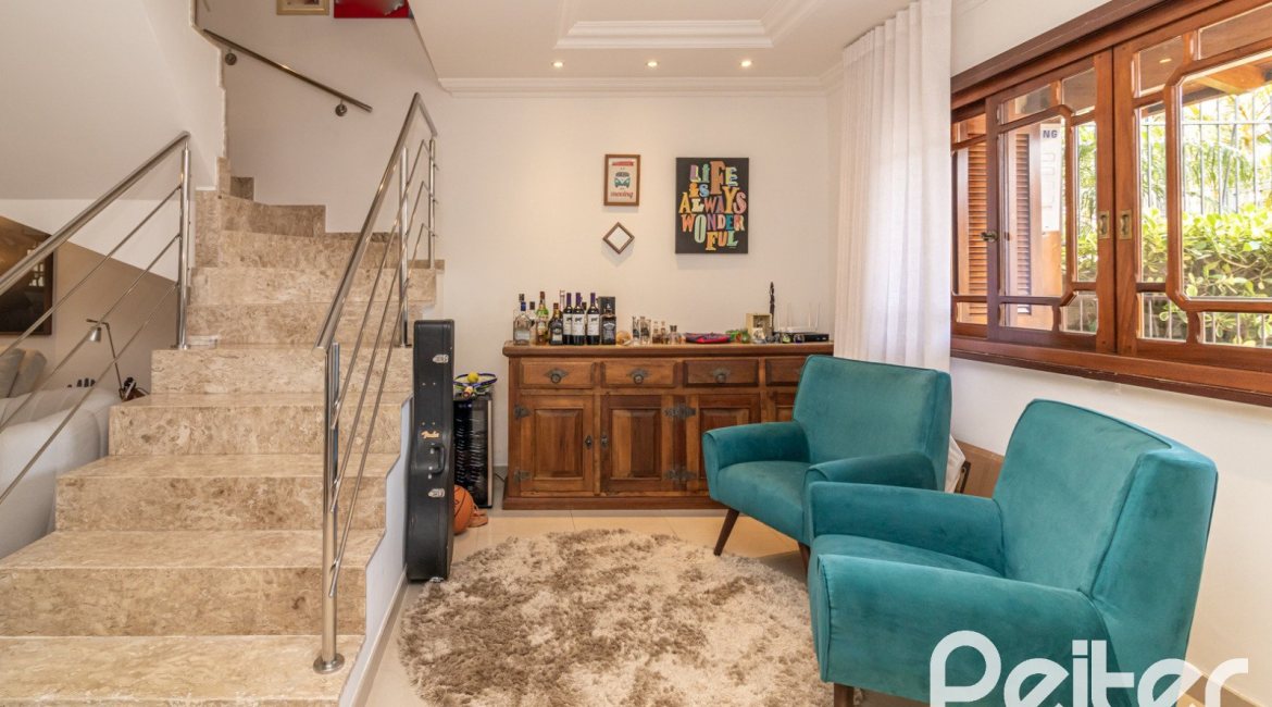 Casa à venda com 300m², 3 dormitórios, 1 suíte, 4 vagas, no bairro Espírito Santo em Porto Alegre