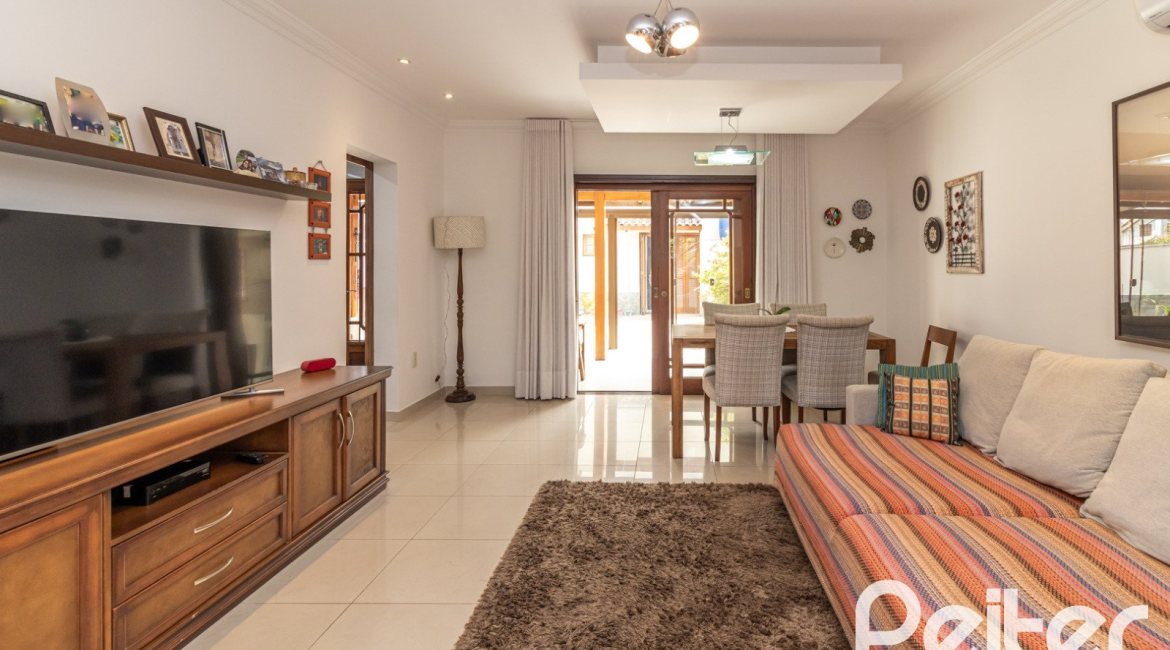 Casa à venda com 300m², 3 dormitórios, 1 suíte, 4 vagas, no bairro Espírito Santo em Porto Alegre