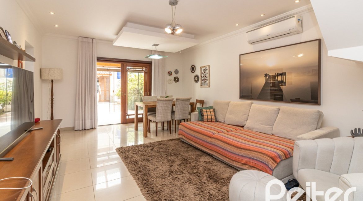 Casa à venda com 300m², 3 dormitórios, 1 suíte, 4 vagas, no bairro Espírito Santo em Porto Alegre