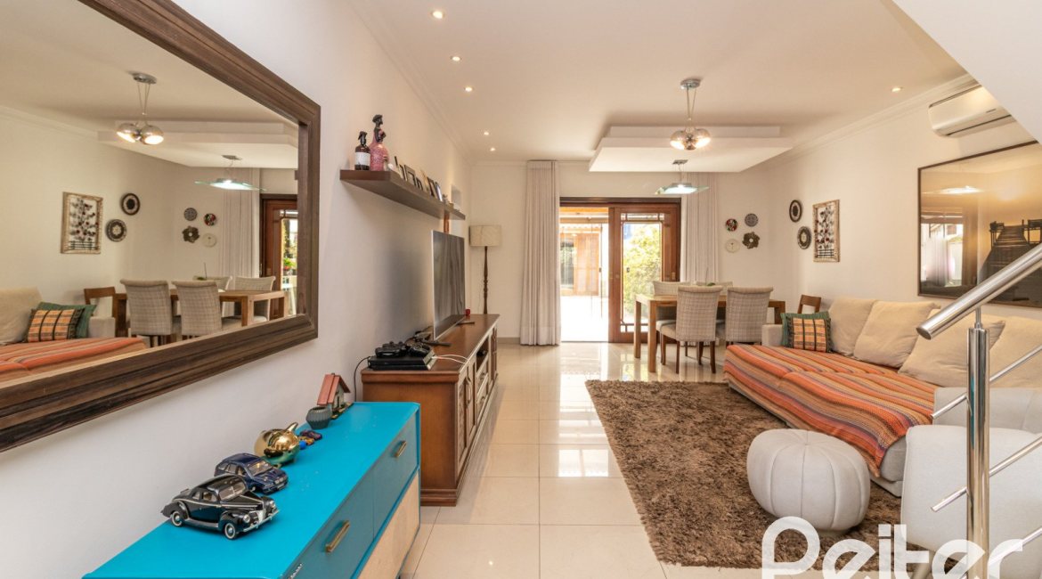 Casa à venda com 300m², 3 dormitórios, 1 suíte, 4 vagas, no bairro Espírito Santo em Porto Alegre