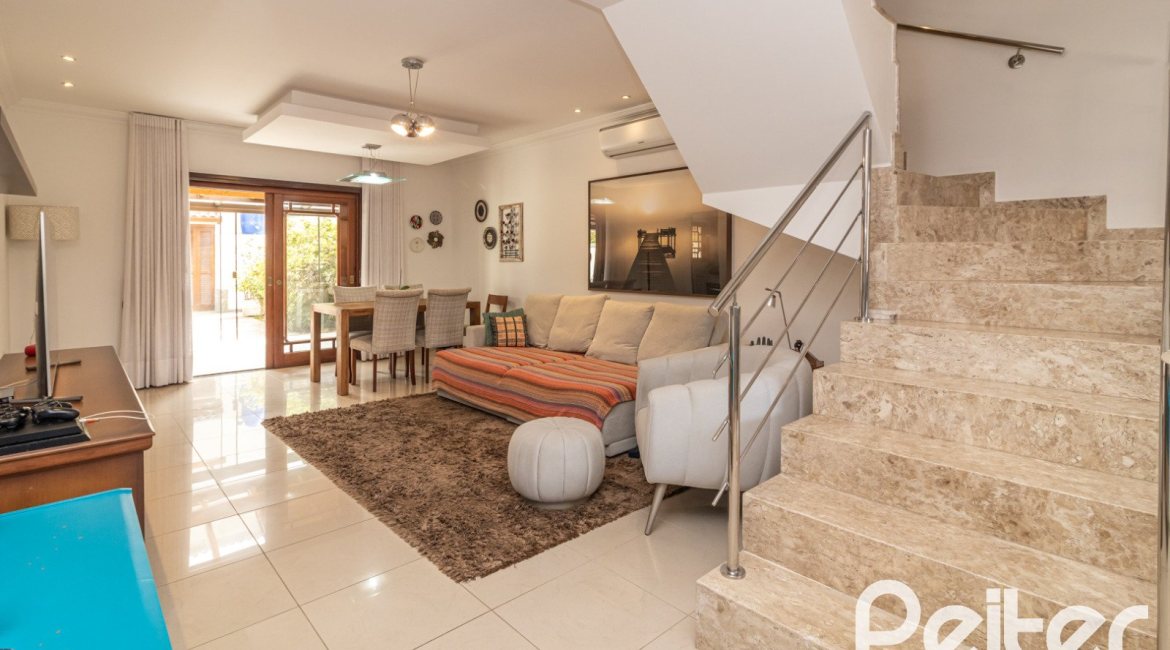 Casa à venda com 300m², 3 dormitórios, 1 suíte, 4 vagas, no bairro Espírito Santo em Porto Alegre