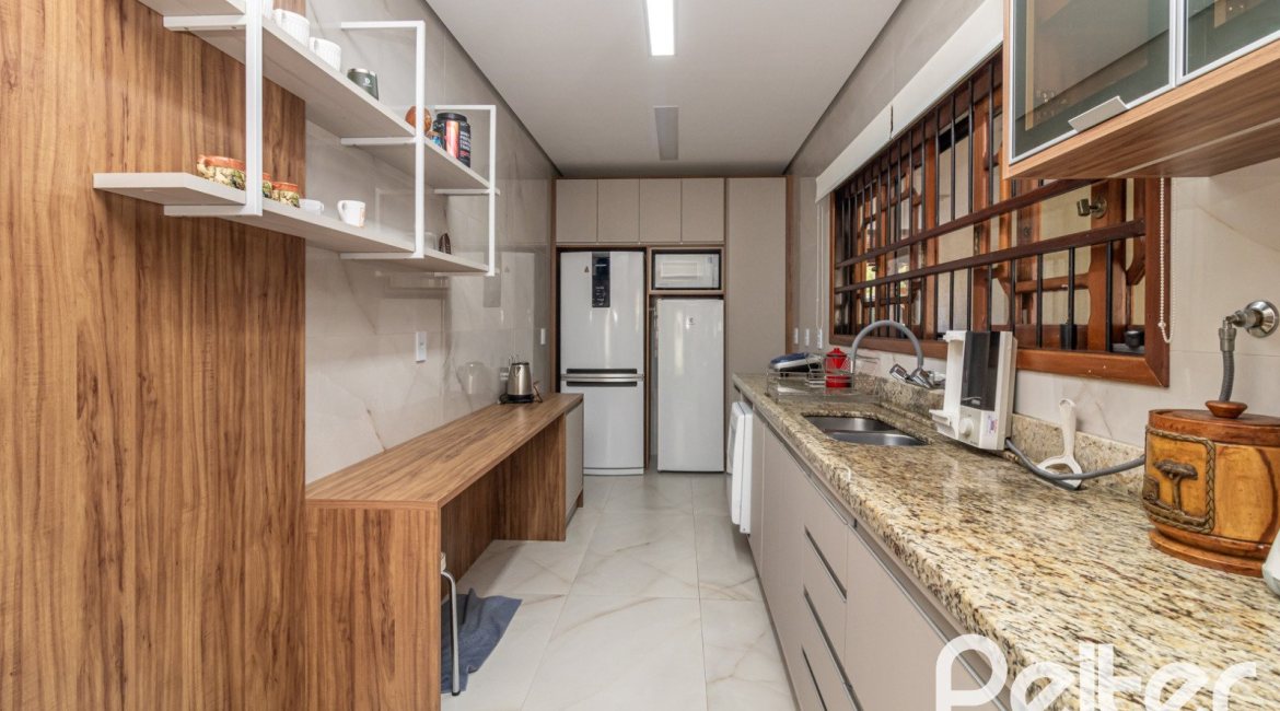 Casa à venda com 300m², 3 dormitórios, 1 suíte, 4 vagas, no bairro Espírito Santo em Porto Alegre