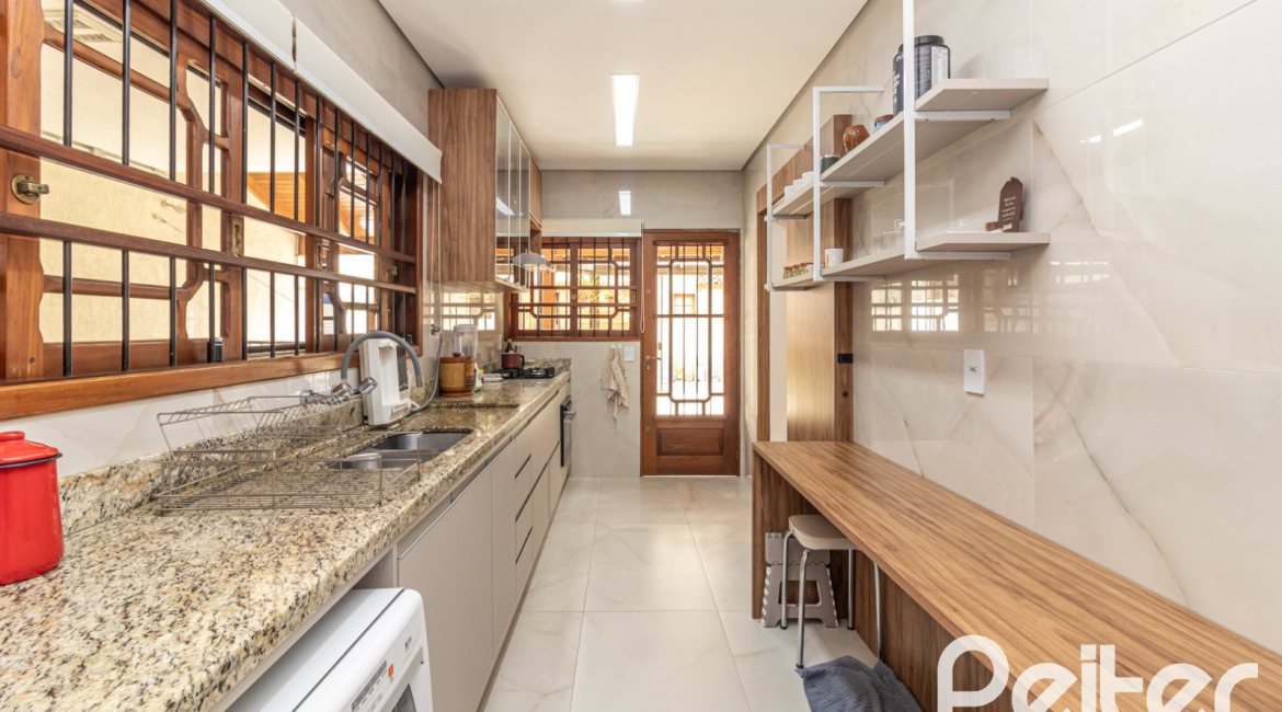 Casa à venda com 300m², 3 dormitórios, 1 suíte, 4 vagas, no bairro Espírito Santo em Porto Alegre