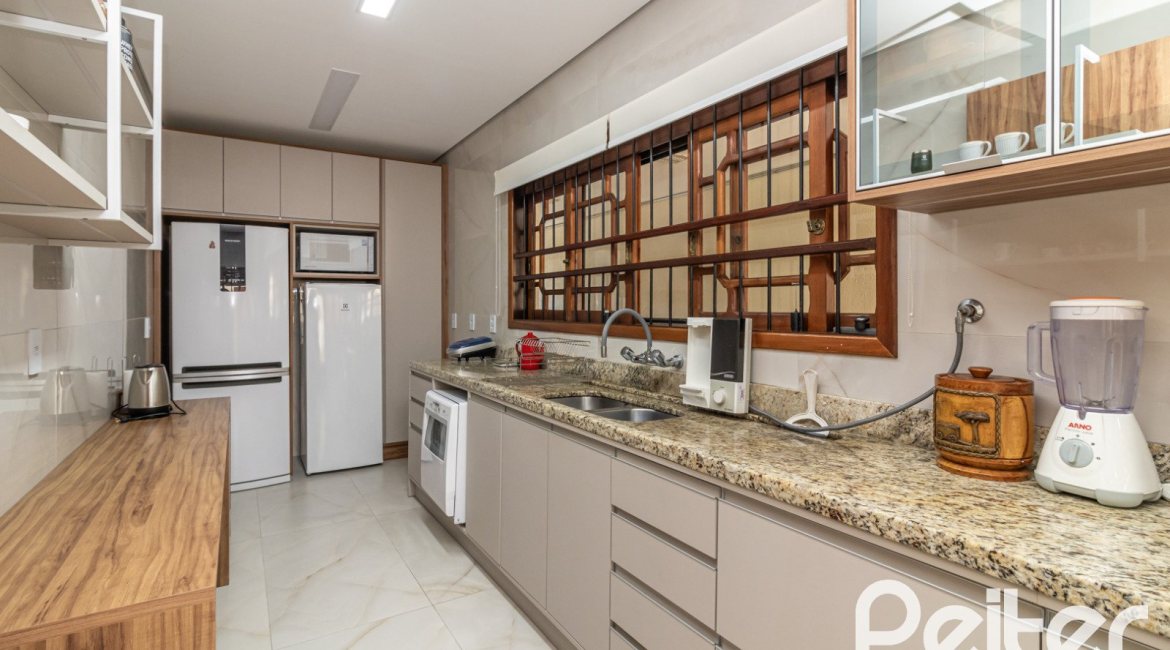 Casa à venda com 300m², 3 dormitórios, 1 suíte, 4 vagas, no bairro Espírito Santo em Porto Alegre