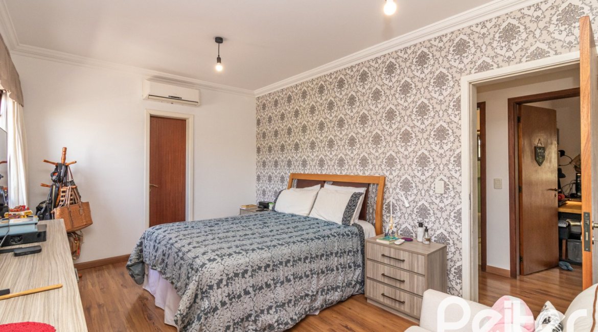 Casa à venda com 300m², 3 dormitórios, 1 suíte, 4 vagas, no bairro Espírito Santo em Porto Alegre