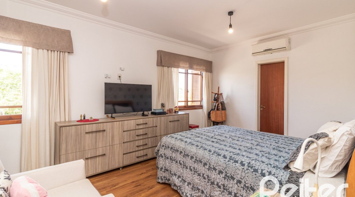 Casa à venda com 300m², 3 dormitórios, 1 suíte, 4 vagas, no bairro Espírito Santo em Porto Alegre