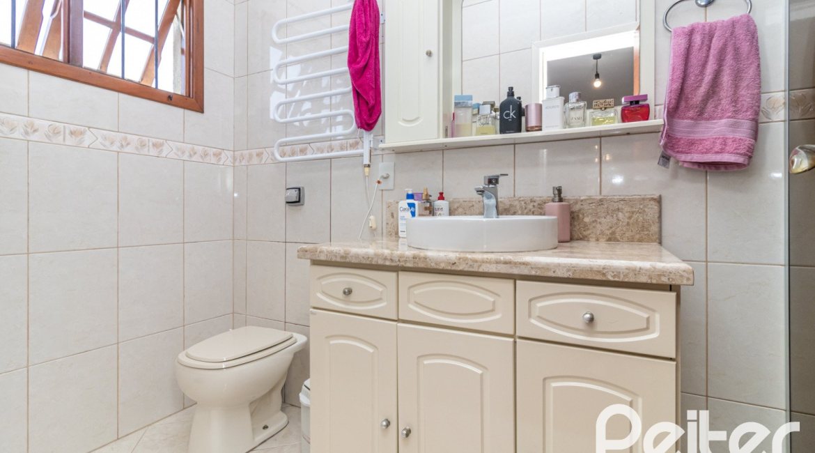 Casa à venda com 300m², 3 dormitórios, 1 suíte, 4 vagas, no bairro Espírito Santo em Porto Alegre