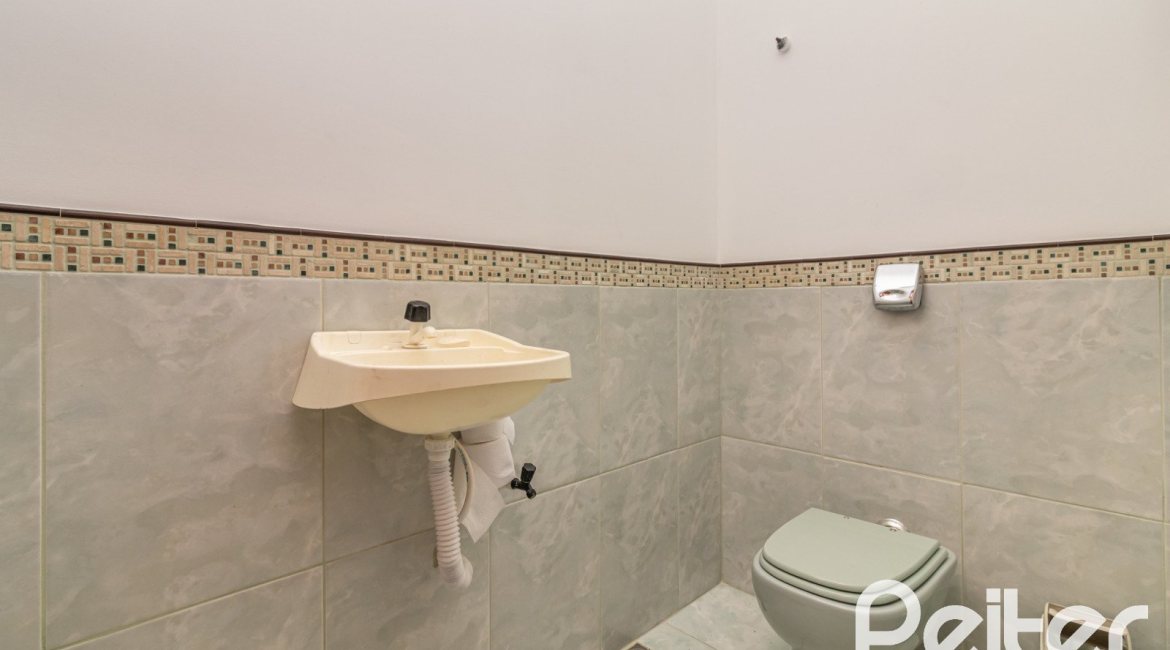 Casa à venda com 300m², 3 dormitórios, 1 suíte, 4 vagas, no bairro Espírito Santo em Porto Alegre